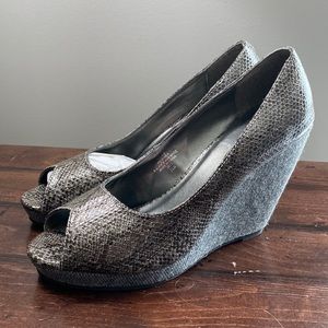 Gray snakeskin and tweed peep-toe Wedge 7.5